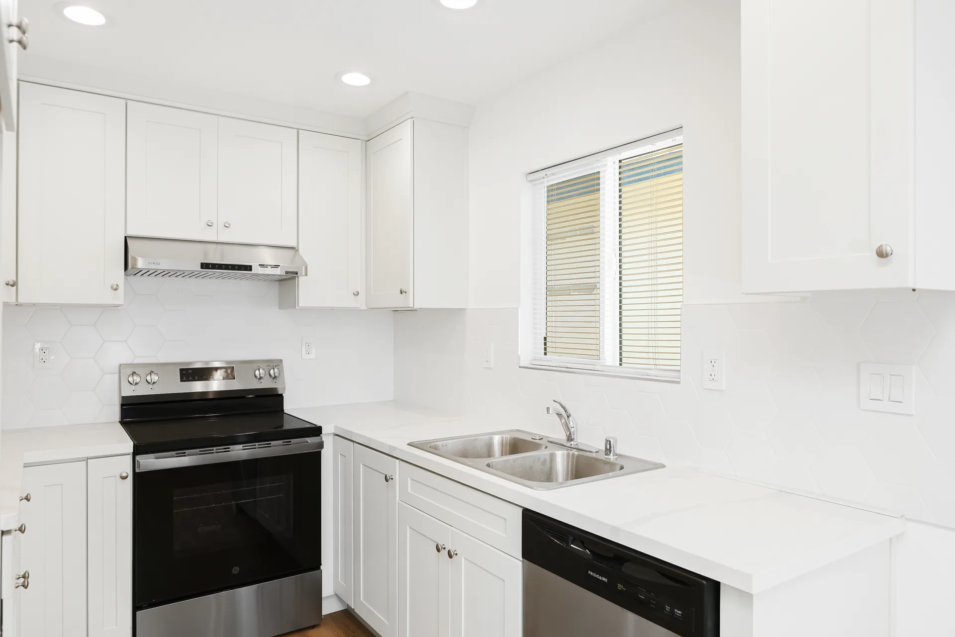 Detached ADU — kitchen corner with range and window, Buena Park, Avorino