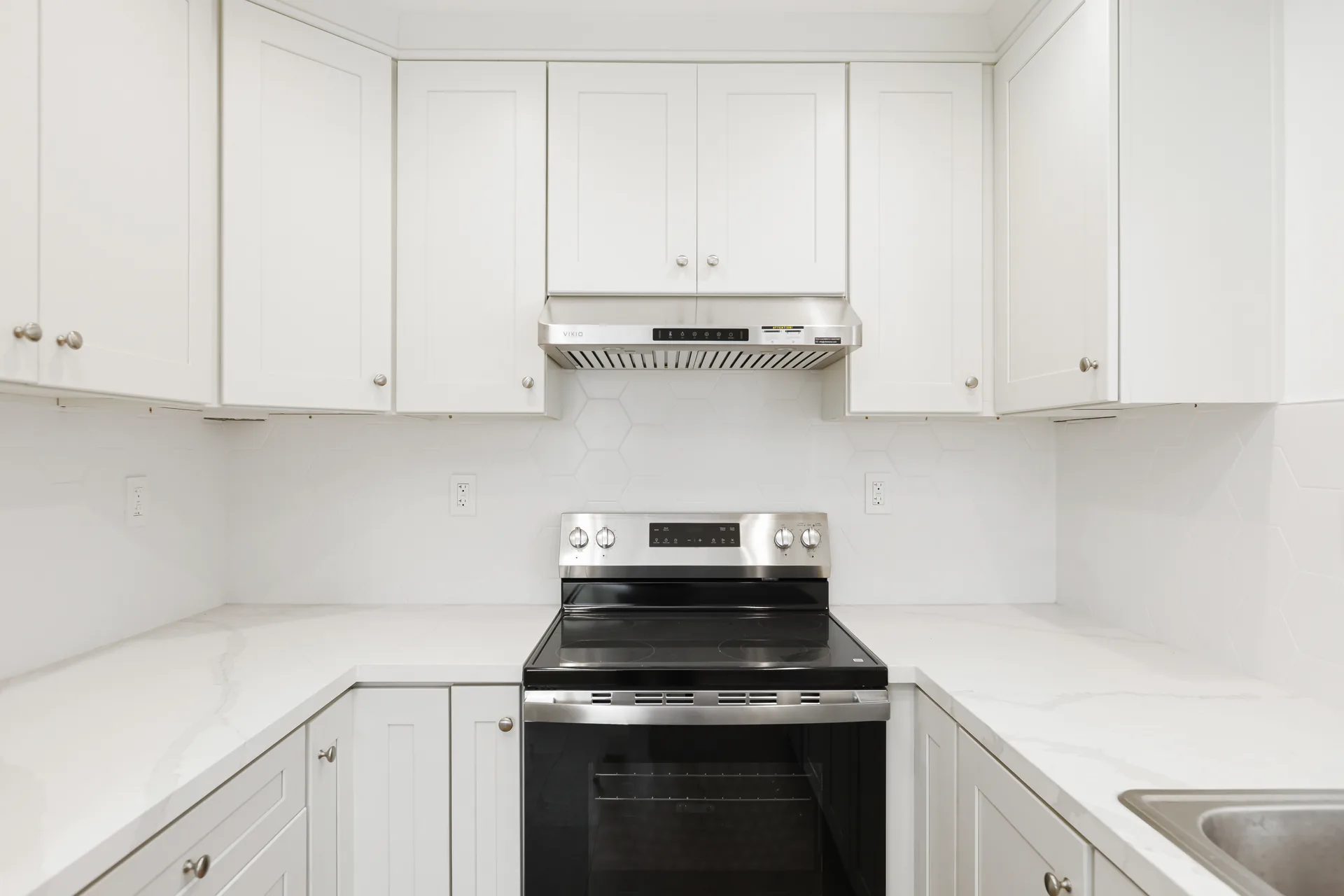 Detached ADU — range wall with white uppers and hood, Buena Park, Avorino