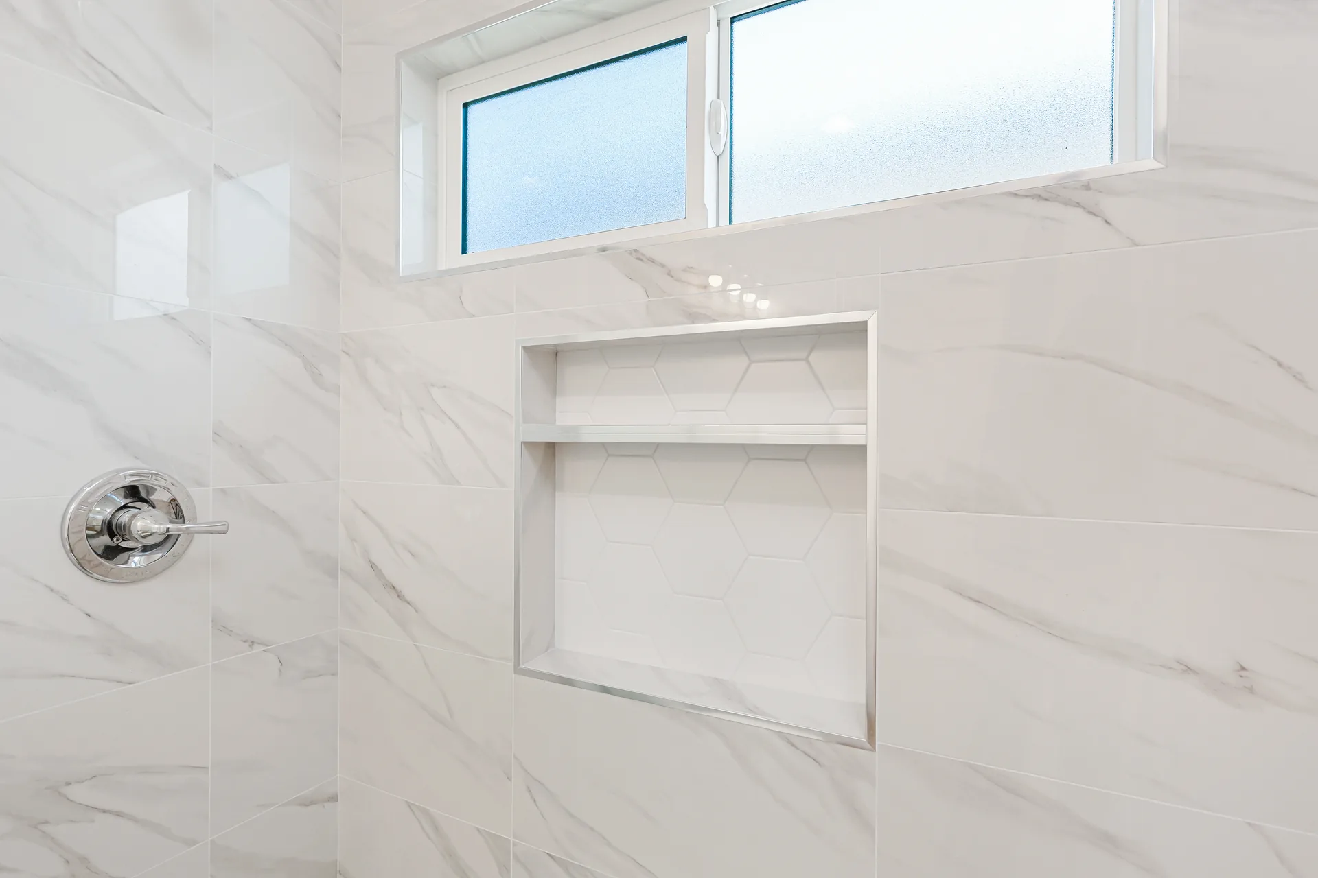 Detached ADU — shower niche in marble-look tile, Buena Park, Avorino