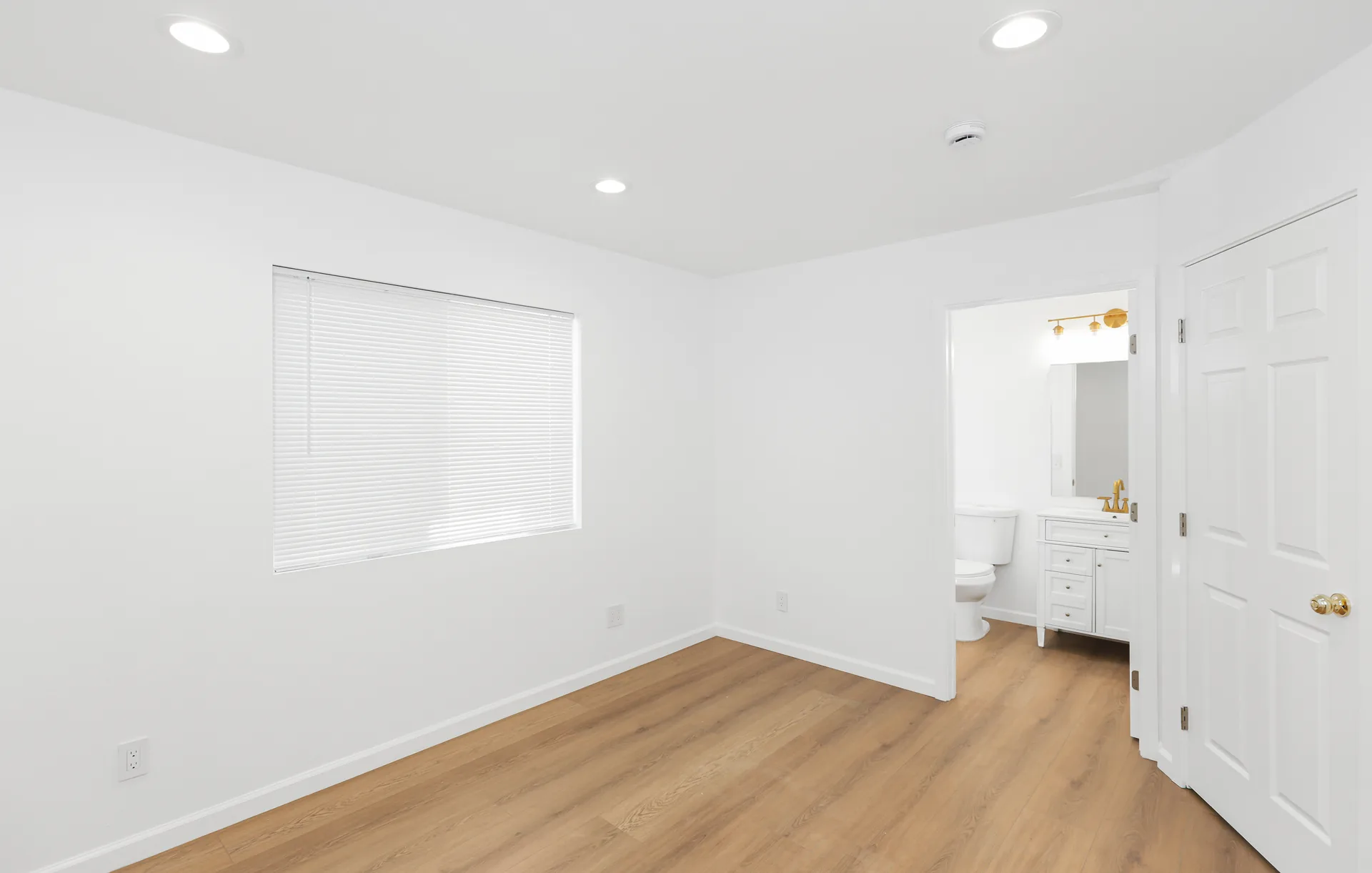 Detached ADU — bedroom with the en-suite door, Buena Park, Avorino
