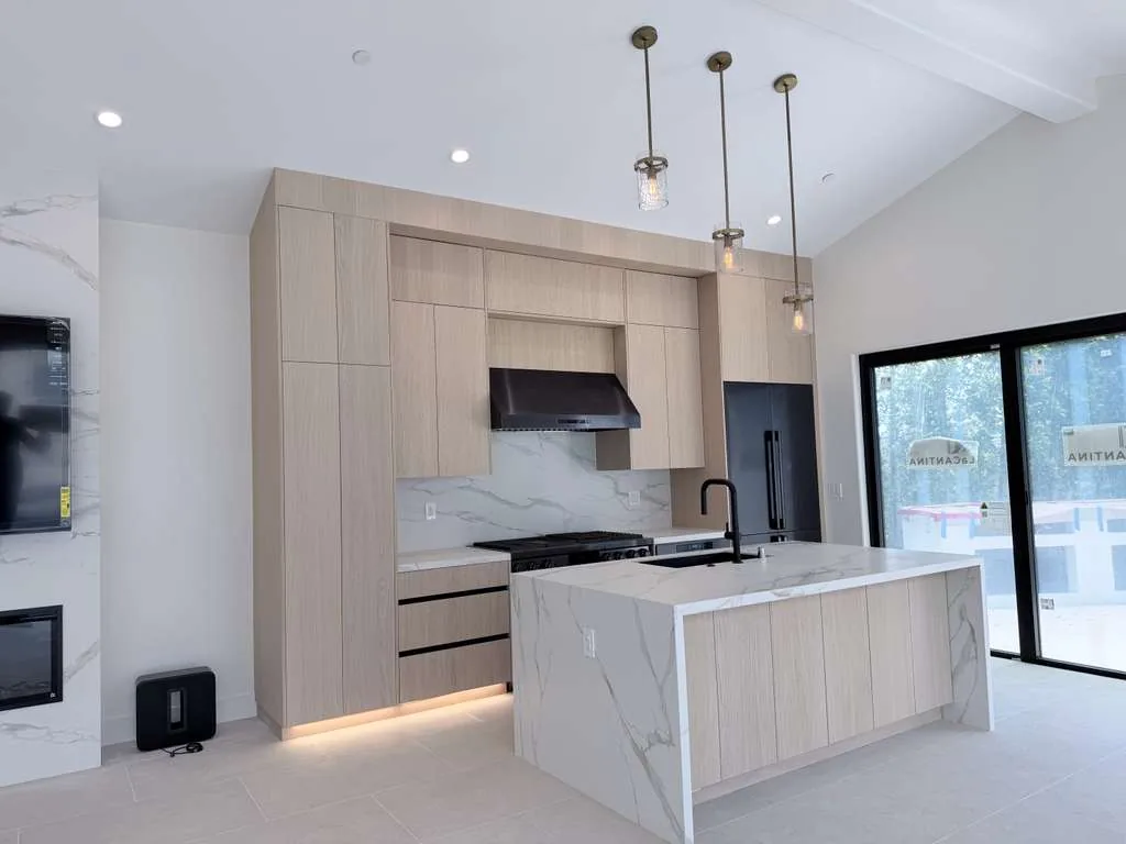 Custom pool house — kitchen with sliders to the pool, San Juan Capistrano, Avorino