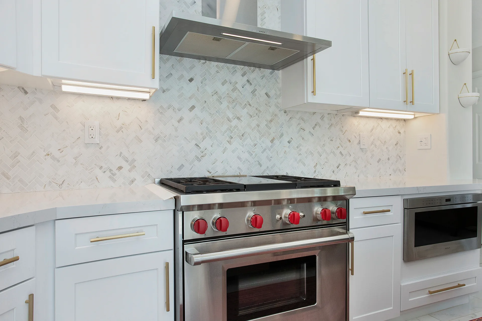 Custom home — pro range under a stainless hood, Aliso Viejo, Avorino